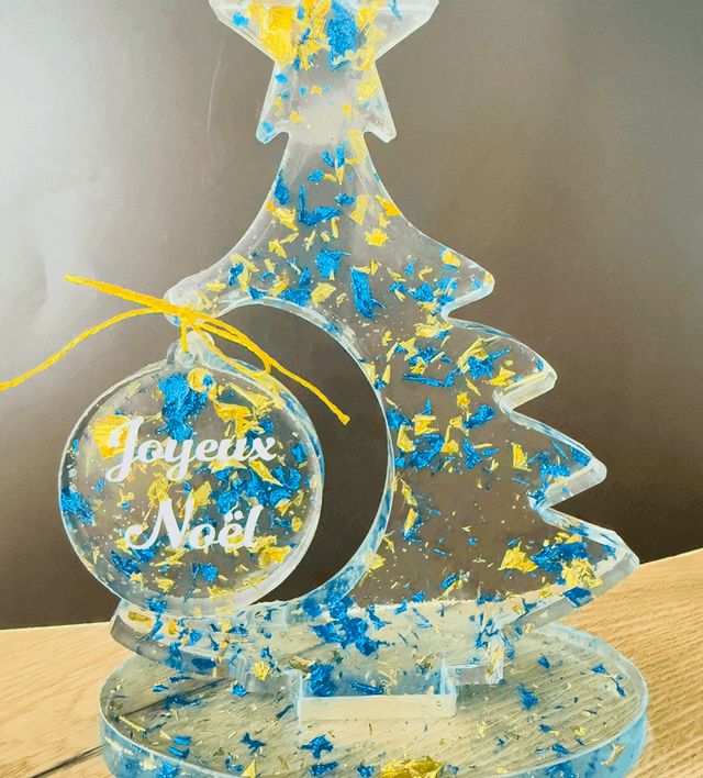 Sapin de Noel sur socle avec sa boule suspendue