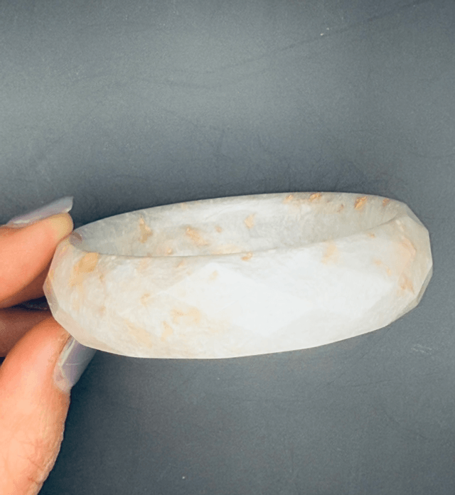 Petit bracelet en résine avec facettes