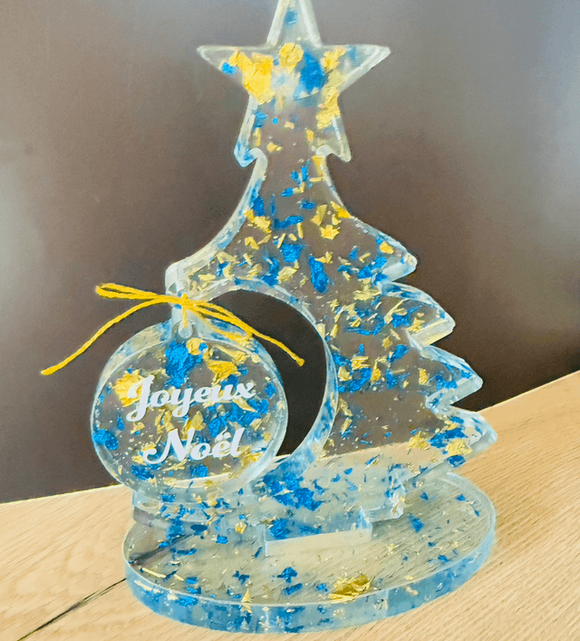 Sapin de Noel sur socle avec sa boule suspendue