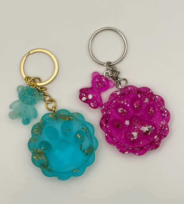 Porte clés pattes chien ou chat en résine 