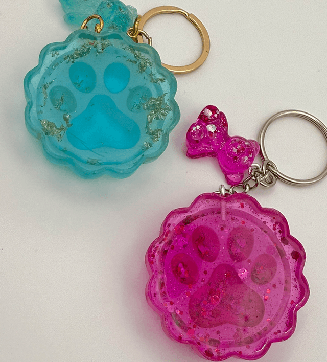 Porte clés pattes chien ou chat en résine 